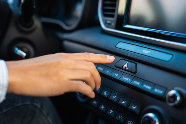 Настройка радиостанций и автоматическое сканирование FM/AM