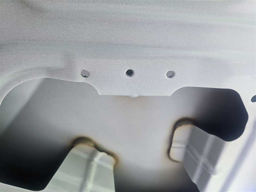 kak-snyat-zadnij-fonar-nissan-serena-s26-tigqogx2