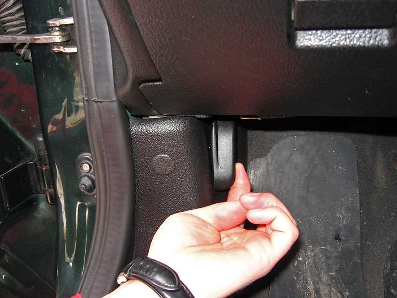 opel-astra-otkrit-kapot-wre0i93u