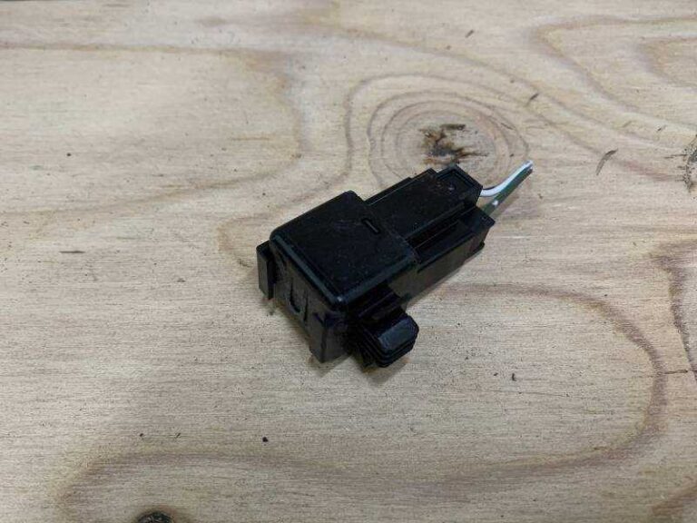 rele-povorotov-nissan-sanni-fb15-9kbx7805