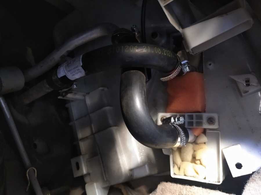 zamena-radiatora-pechki-byd-f3