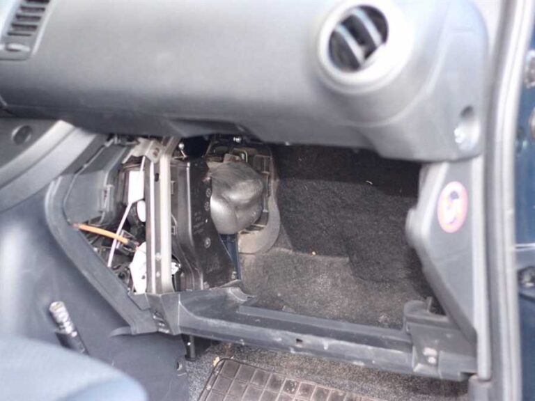 zamena-ventilyatora-pechki-nissan-note