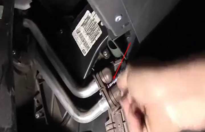 kak-snyat-radiator-pechki-reno-logan-1