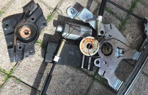opel-astra-n-ne-rabotaet-zadnij-levij-steklopodemnik